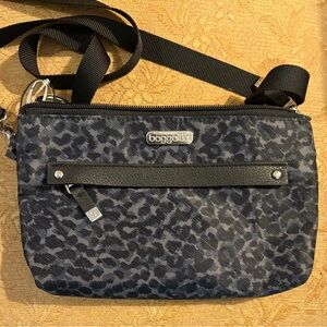 NWOT Baggallini Plaza Mini Crossbody Bag Black & Grey (leopard) Pattern